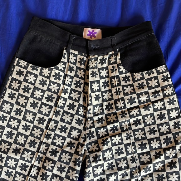 Lisa Says Gah Robyn Jean in Black Daisy - Picture 2 of 8